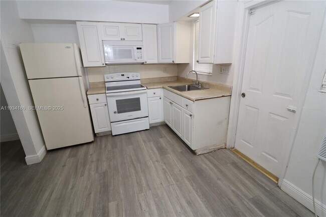 Building Photo - 915 NE 16th Terrace