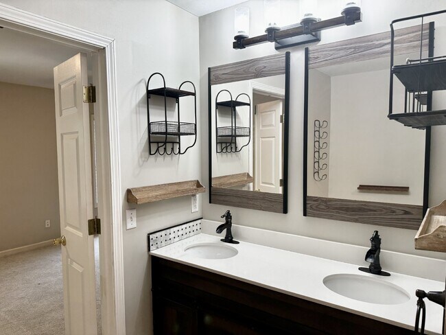 Building Photo - Spacious Townhome with a Private Courtyard in Westbury Park!