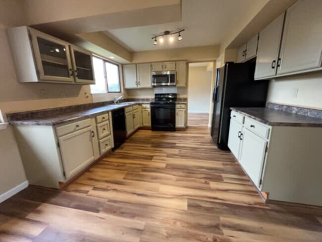 Building Photo - Northwest Tri-Level 5 Bedroom Home For Rent!