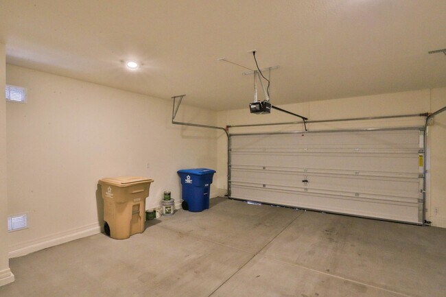 Building Photo - Spacious 4 bed 3 bath