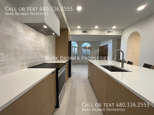 Building Photo - 228 W Royal Palm Rd