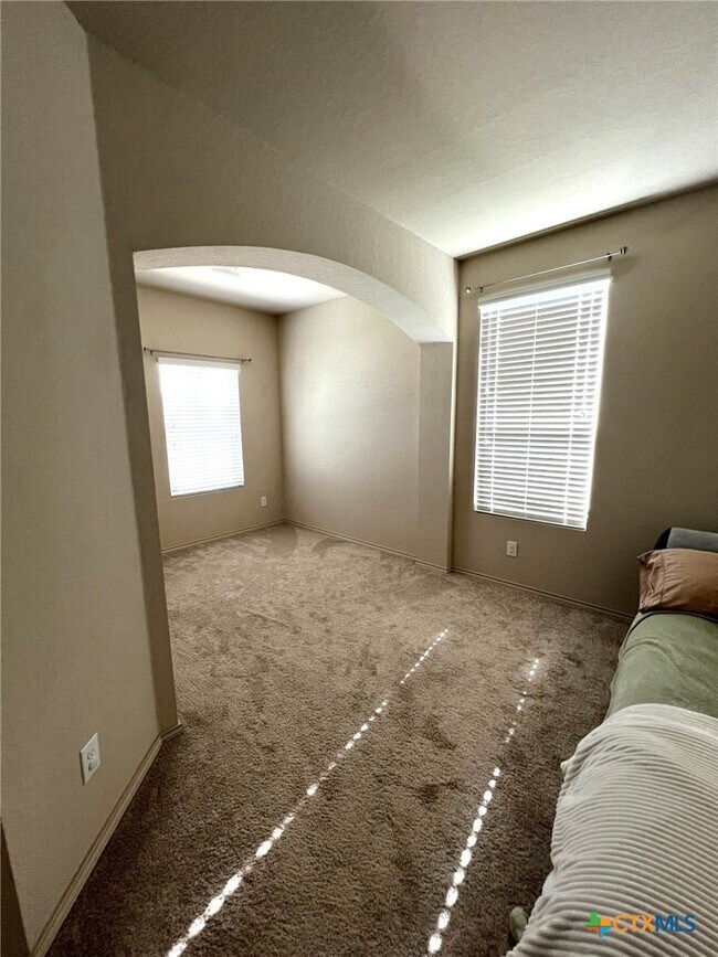 Building Photo - 1057 Clarkston Dr