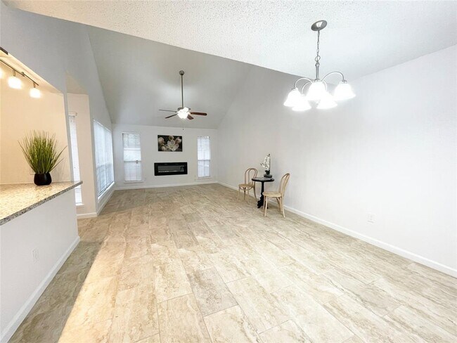 Building Photo - 13897 Hollowgreen Dr