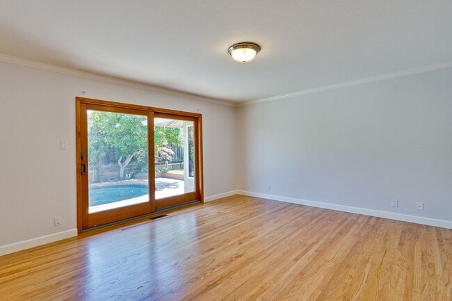 Building Photo - Excellent 3 Bedroom 2 Bath In A Great Neig...