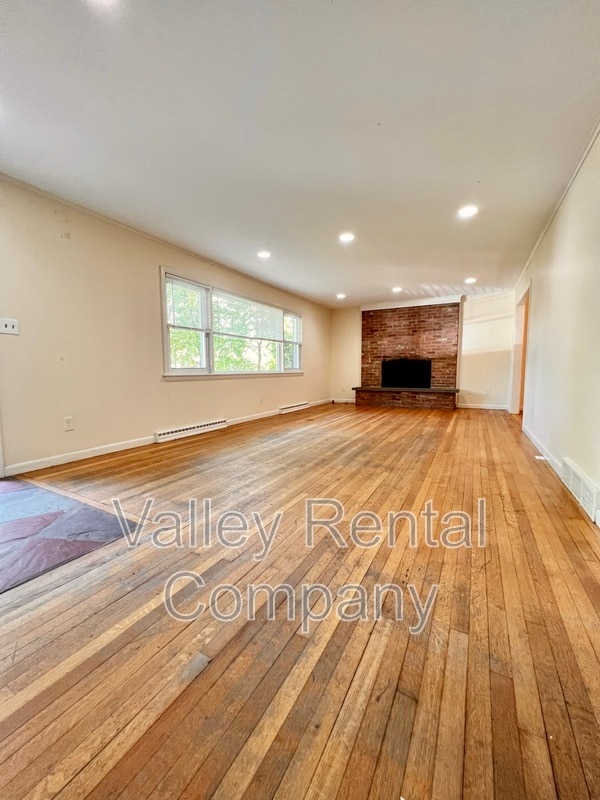 Building Photo - 124 Rocky Hill Rd