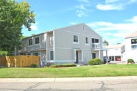 Building Photo - Town Home