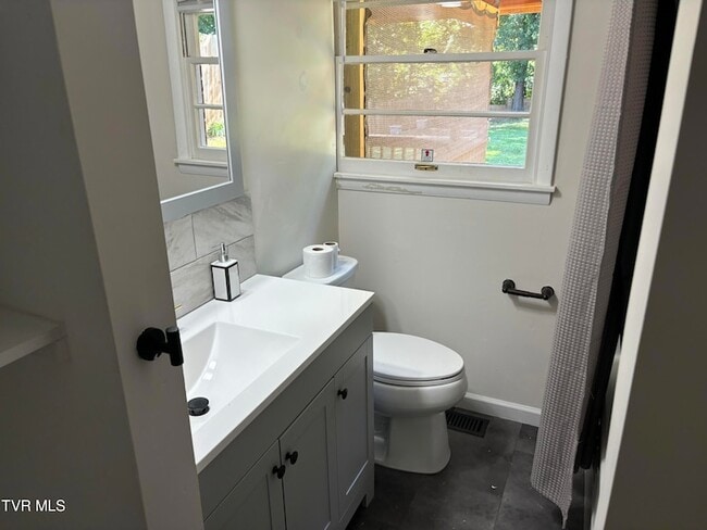 Building Photo - 2703 W Walnut St