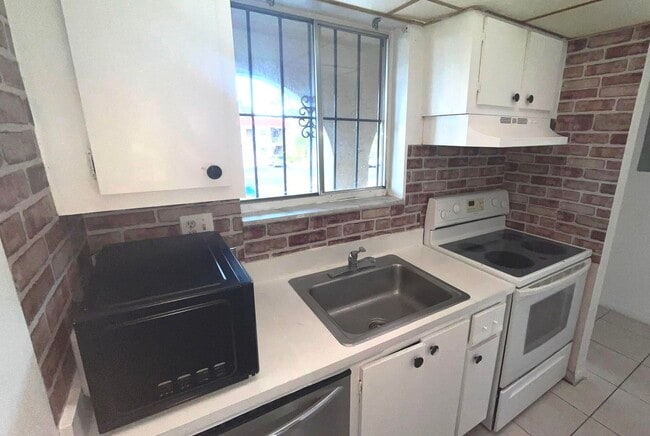 Building Photo - 6080 Forest Hill Blvd