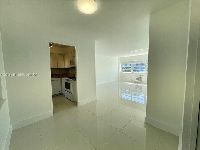 Building Photo - 220 Kings Point Dr