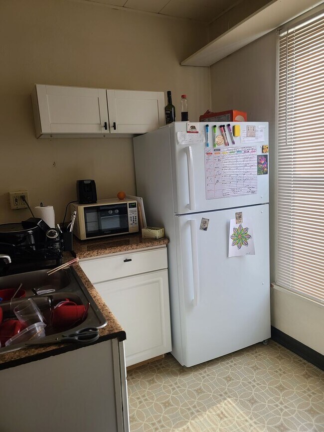 Building Photo - 810 N Coler Ave