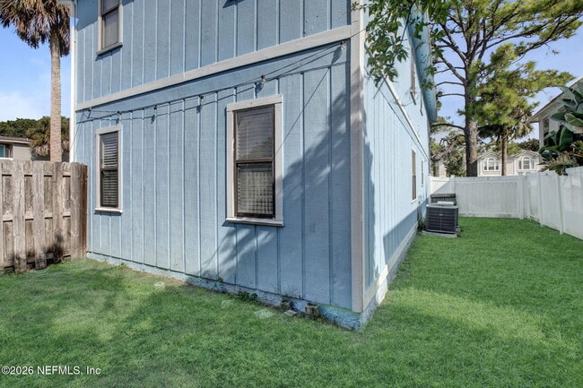 Building Photo - 725 7th Ave S