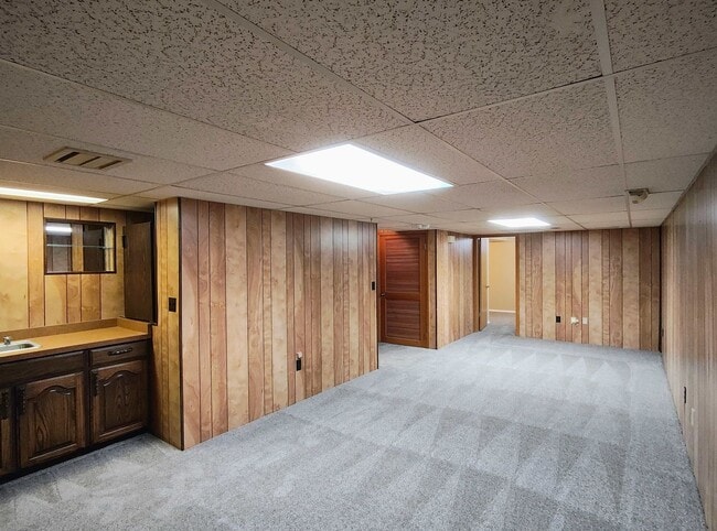 Building Photo - 3 Bd 2 Bath Over 2500 sq ft in Sandy