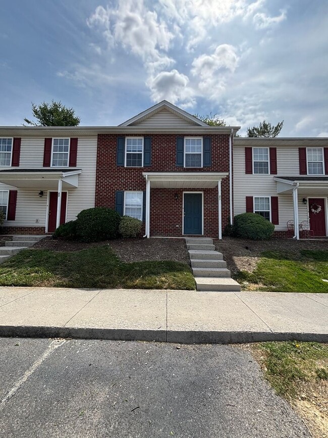Building Photo - 70 Salem Ln