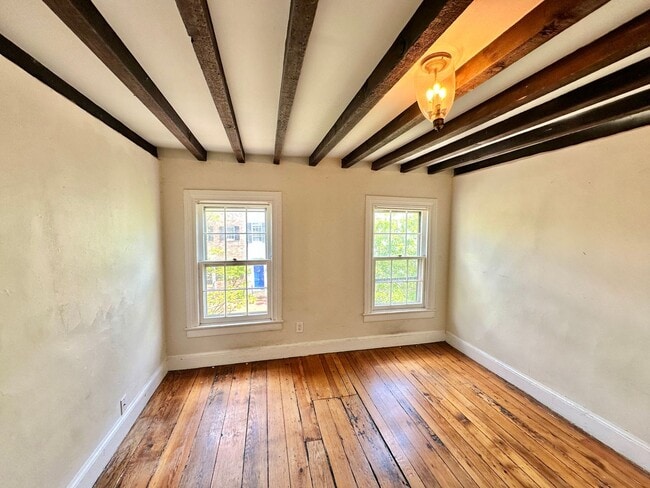 Building Photo - Glamorous Georgetown 2 Bedroom Historic Row Home with Patio