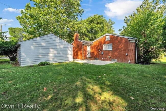 Building Photo - 20195 River Oaks Dr