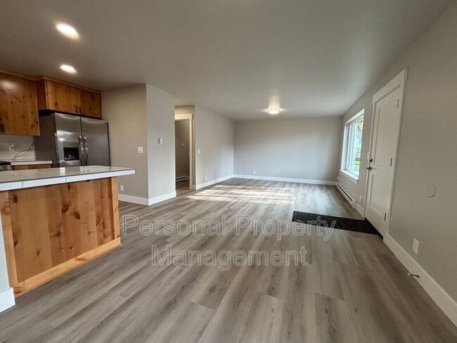 Building Photo - 112 Elm St