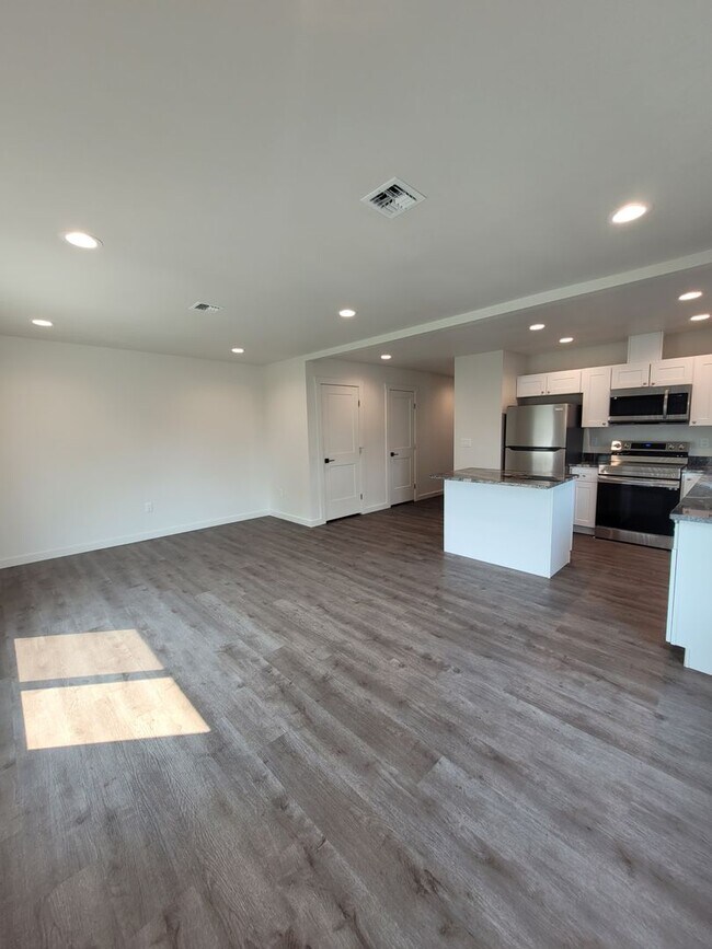 Building Photo - 527 Canterbury Ln