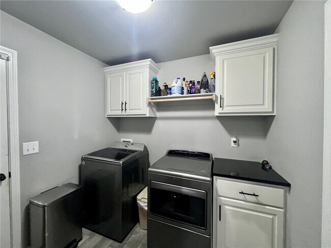 Building Photo - 2350 Cameo Ln