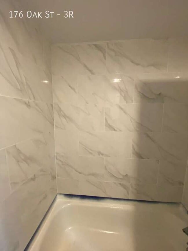 Building Photo - 176 Oak St