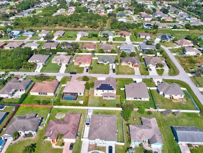 Building Photo - 1018 SW Eckard Ave