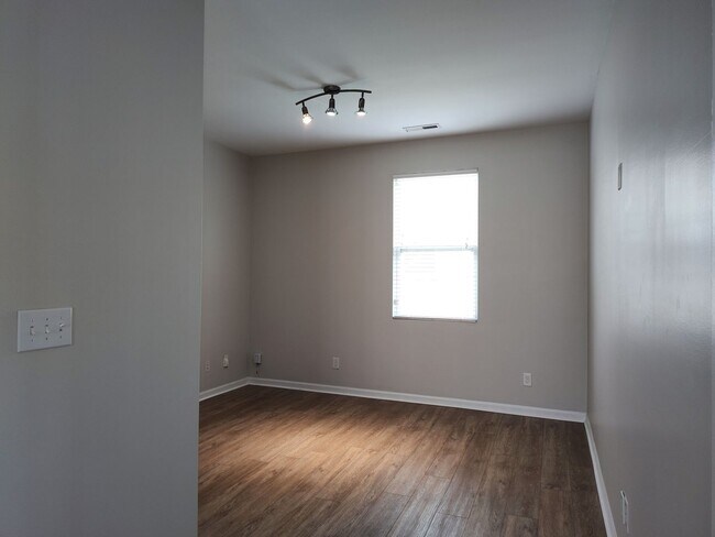 Building Photo - Pristine home located in the Woodbury comm...