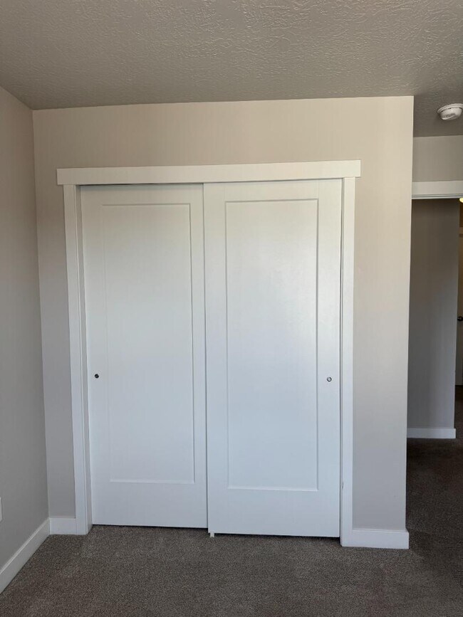 Building Photo - 983 W 420 S