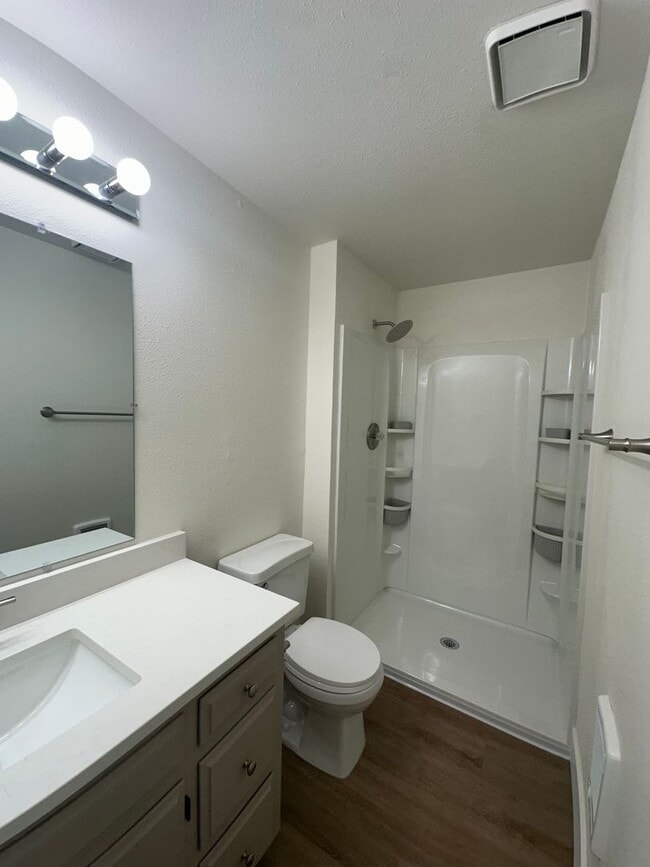 Building Photo - REDUCED RENT! Move in TODAY