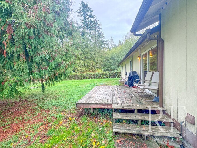 Building Photo - Peaceful End-of-Street Duplex with Private...