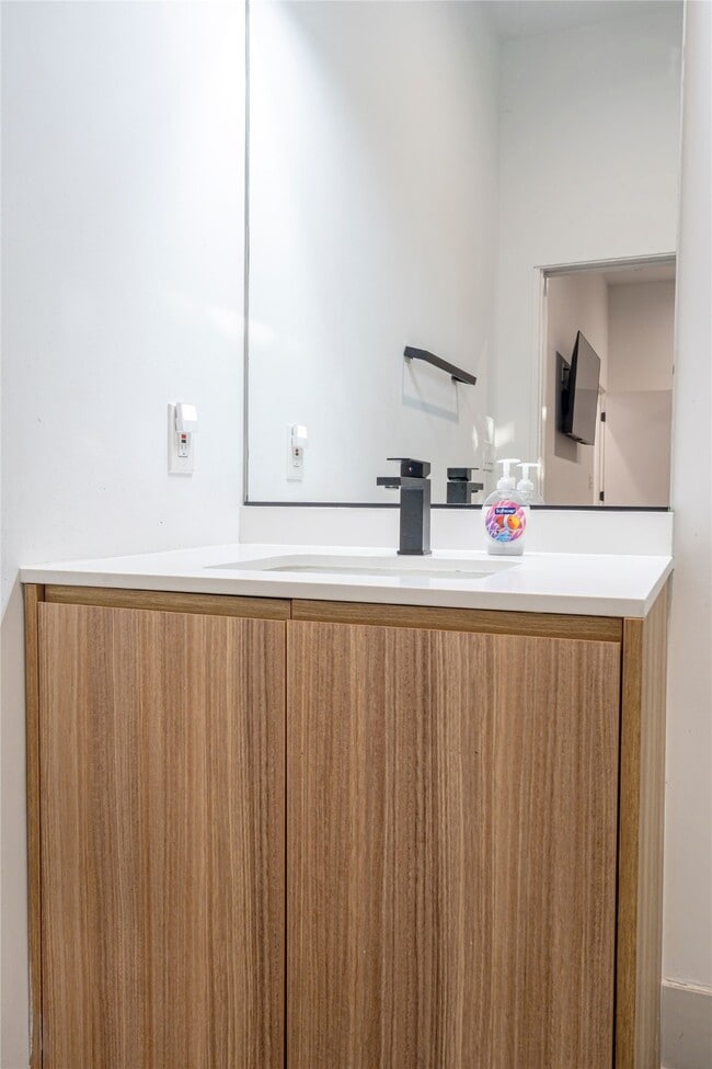 Building Photo - 709 Memorial Heights Dr