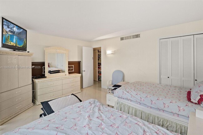 Building Photo - 5055 Collins Ave