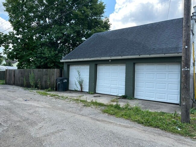 Building Photo - 925 Xenia Ave