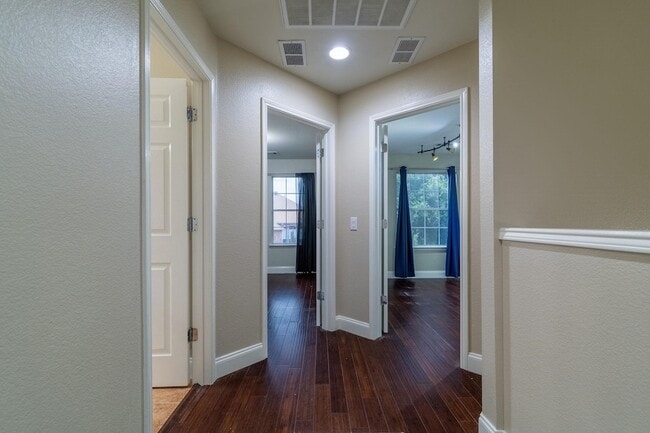 Building Photo - 2731 Olympic Park Dr