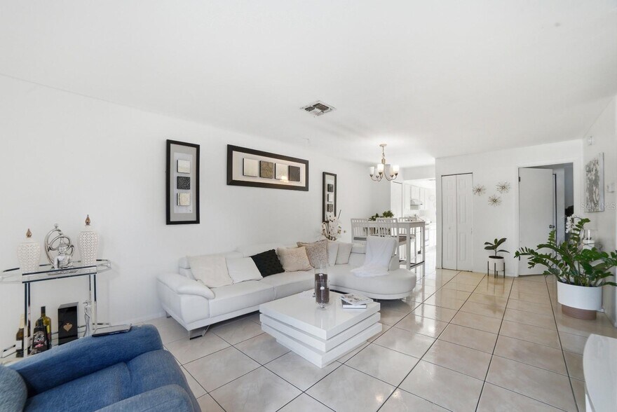 Building Photo - 2 E Las Palmas Way