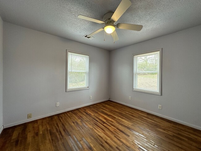 Building Photo - Charming 3 Bedroom / 2 Bathroom (1176 sf)