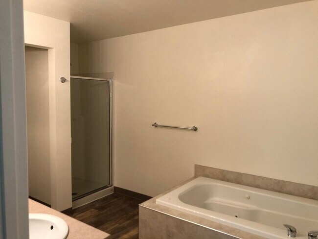 Building Photo - Walnut Grove 2 Bedroom, 2 Bath Condominium