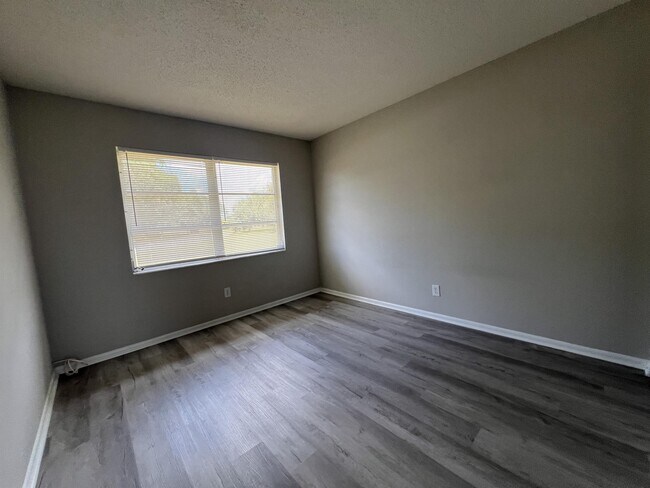 Building Photo - 1920 W Lakeview Blvd