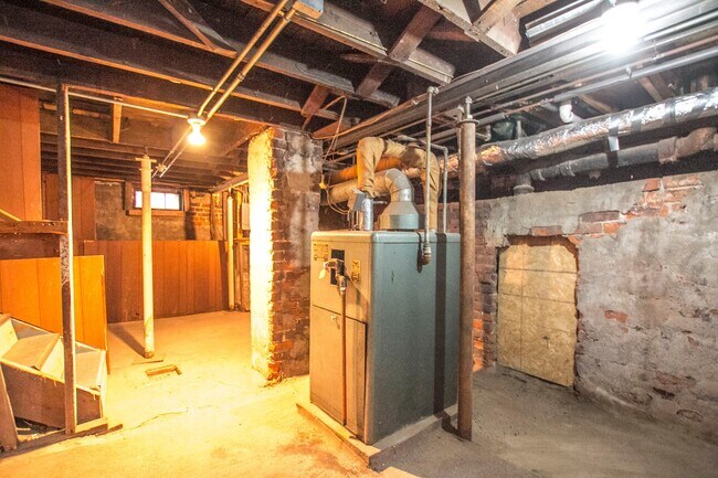 Building Photo - Spacious 3 bedroom 1 bath