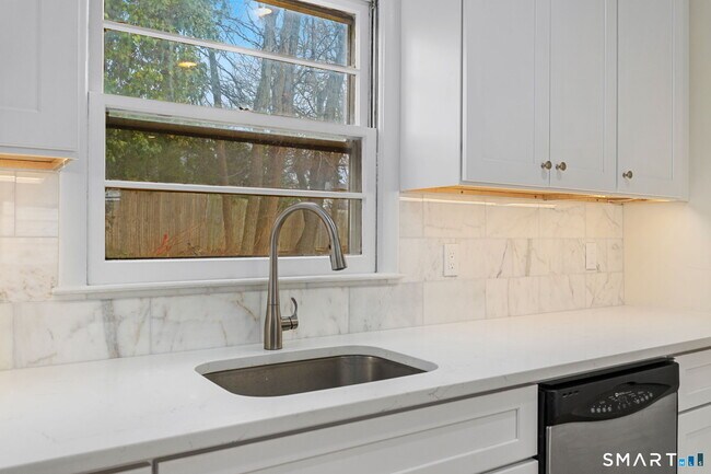 Building Photo - 17 Artic St