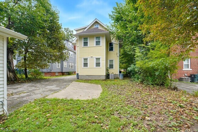 Building Photo - 3423 Beechwood Ave