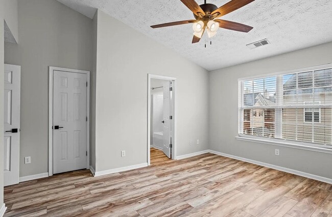 Building Photo - 216 Village Square Dr