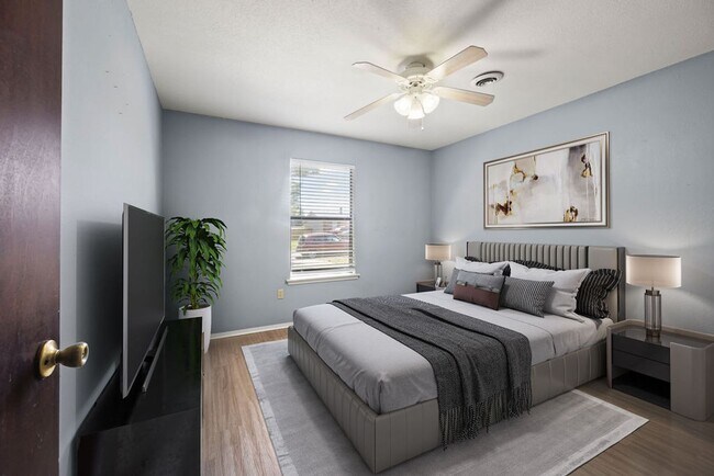 Building Photo - Cute Townhome