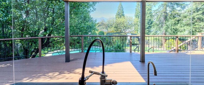 Building Photo - Gorgeous Executive Level Home 4 beds 3 baths close to hospitals and courthouse