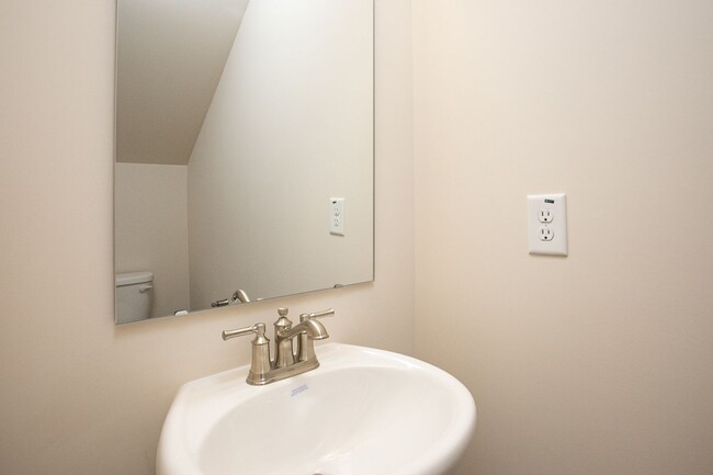 Building Photo - Beautiful 3 bedroom, 2.5 bath townhome in ...