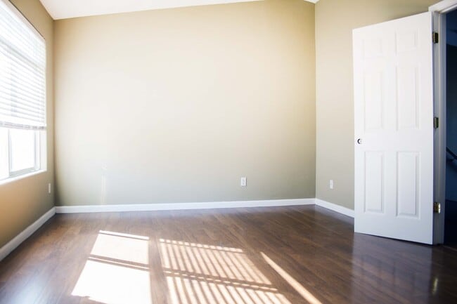 Building Photo - Modern Townhouse with Two Master Bedrooms!