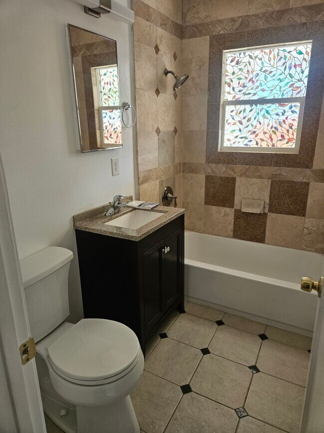 Building Photo - ?Charming 2-bedroom, 1-bathroom duplex ?in Sacramento