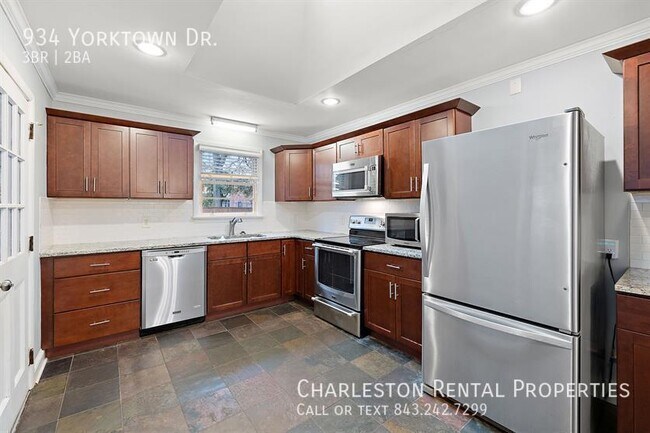 Building Photo - 934 Yorktown Dr