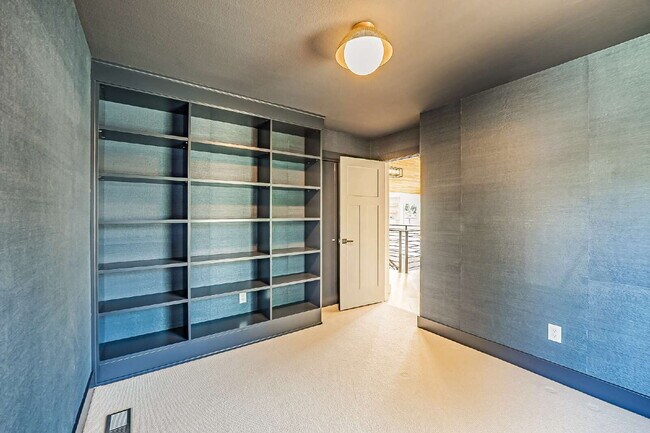 Building Photo - Sophisticated and Elegant home is located in Harbor Ridge at Browns Point. Spacious 4 bedroom, 4 ...