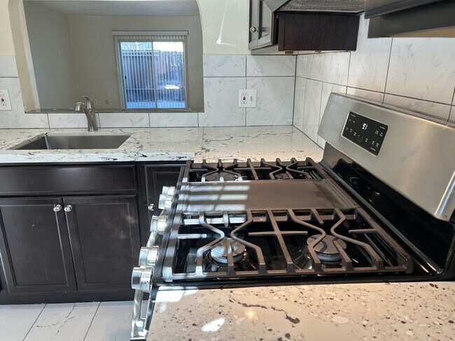 Building Photo - Spacious Townhome in Desirable Fairfield Area