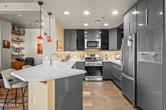 Building Photo - 17 W Vernon Ave