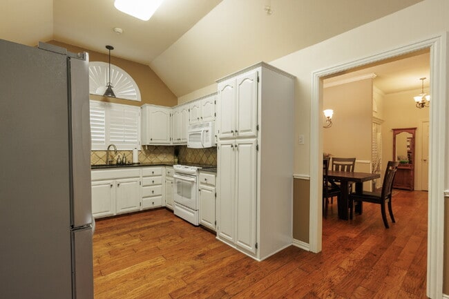 Building Photo - Furnished and For Lease